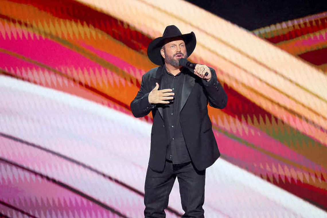 Makeup artist accuses Garth Brooks of rape